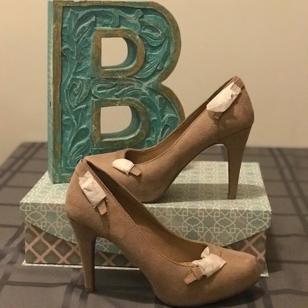 NEW!! - Tan suede pumps.